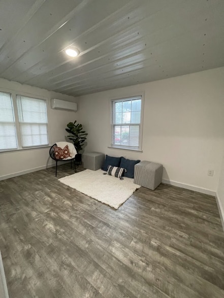 Building Photo - 410 W Maple St