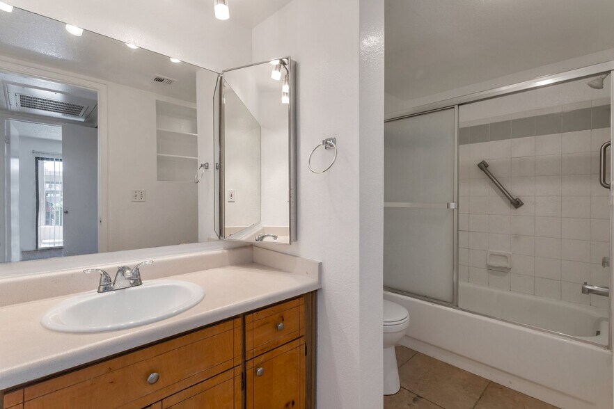 Building Photo - 4850 E Desert Cove Ave