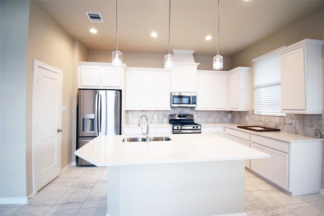 Building Photo - 9442 Starlight Oak Dr