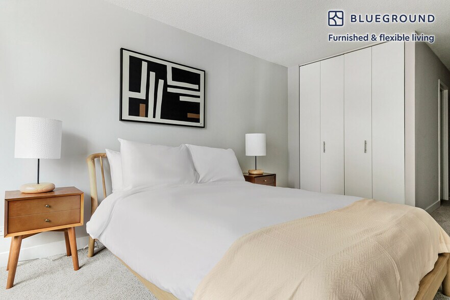 Building Photo - 77 W Huron St