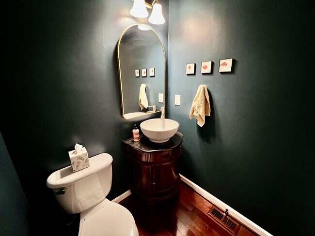 Building Photo - Charming 4 Bedroom home Near Virginia Beach Oceanfront!