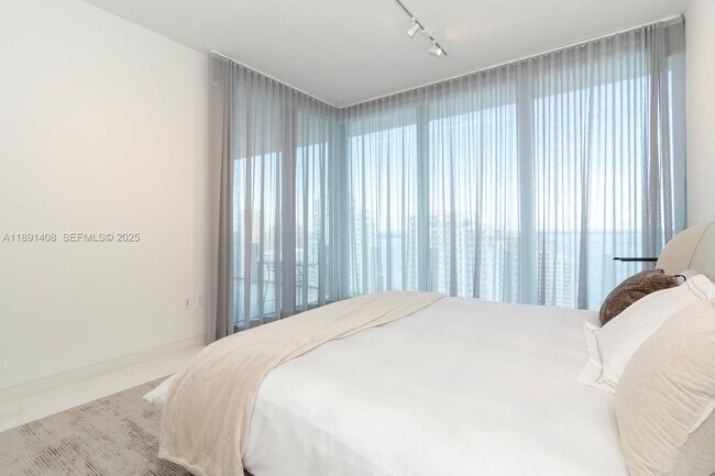 Building Photo - 300 Biscayne Blvd Way