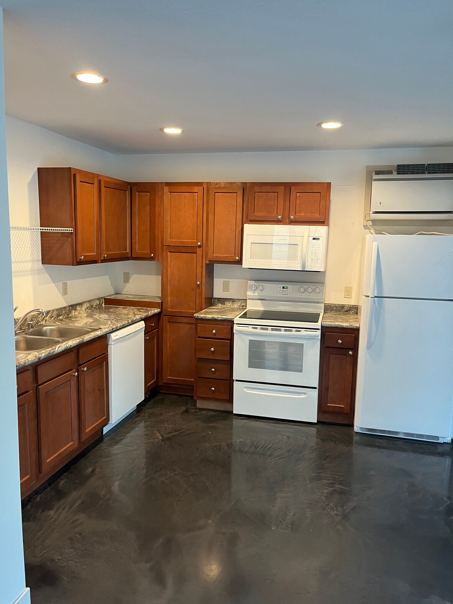 Building Photo - 1552 Beloit Ave