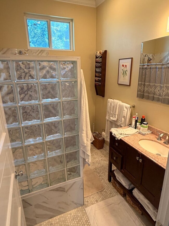 Building Photo - 2BD/1.5BA Single Family Home with Fenced In Deck