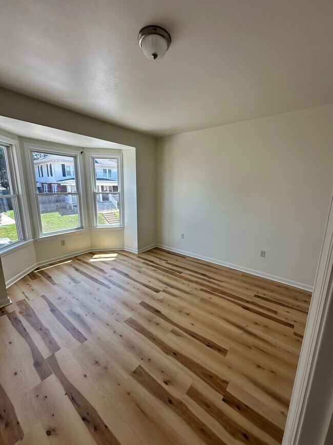 Building Photo - 1211 W Poplar St