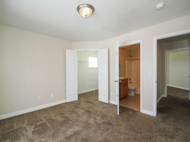 Building Photo - Beautiful Daybreak Condo