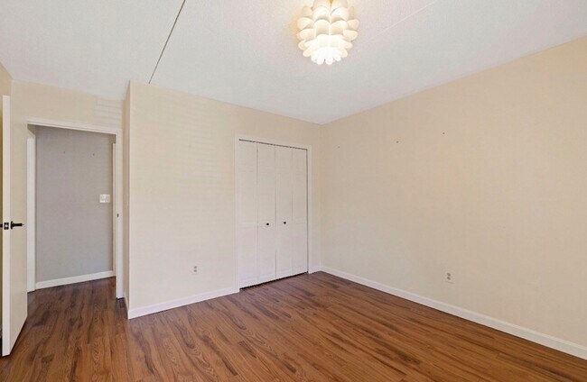 Building Photo - 50-56 Broadlawn Park Unit 221