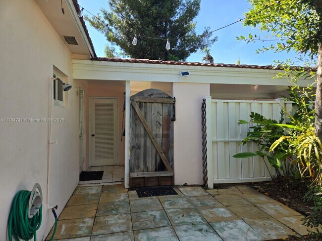 Building Photo - 1152 Bayview Dr