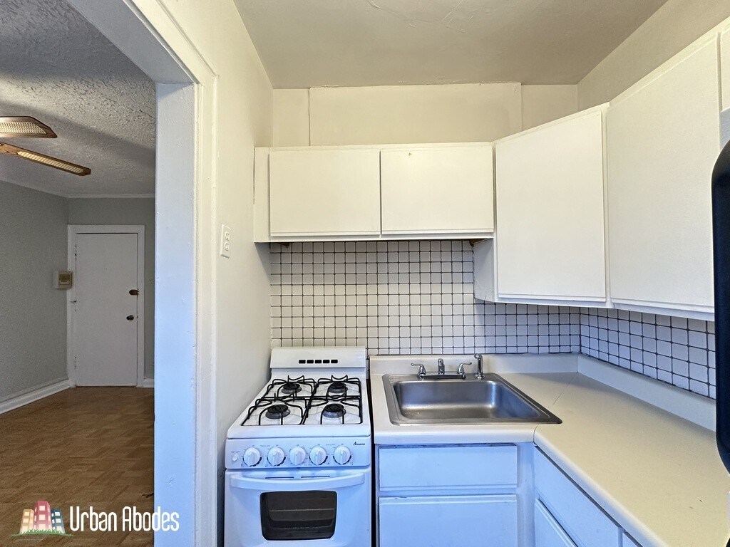 Building Photo - 701 W Belmont Ave