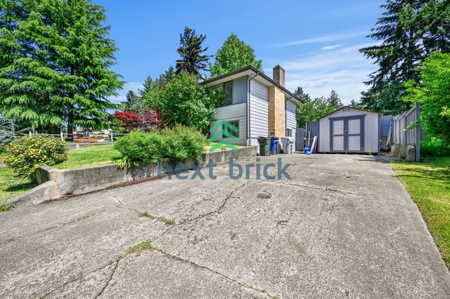 Building Photo - 4 Bed and 2 Bath Remodeled Single-family House Available!