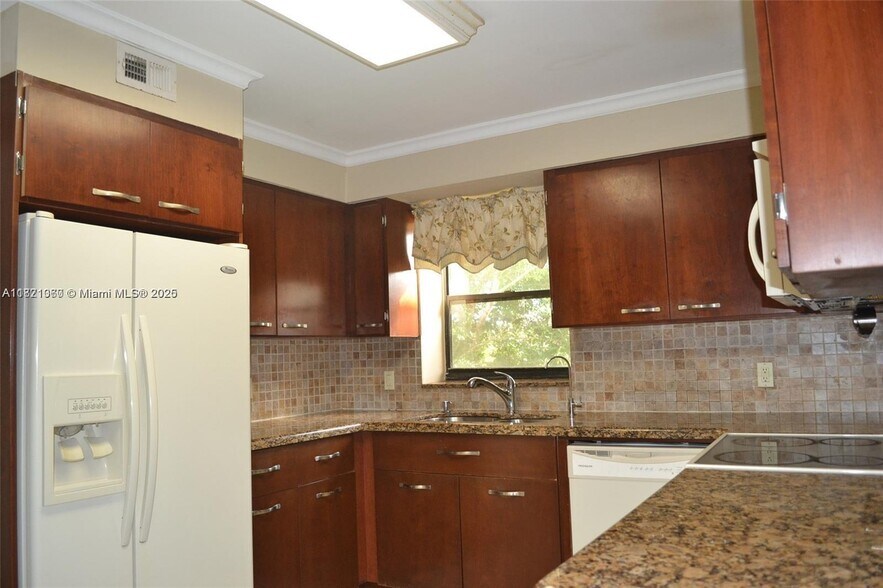 Building Photo - 491 Racquet Club Rd