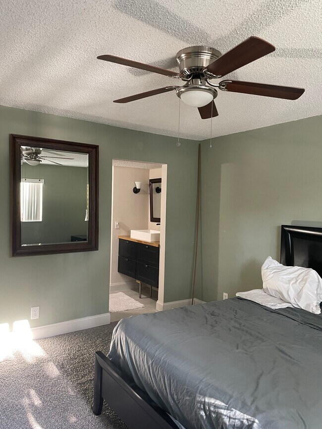 Building Photo - 6075 N Sabal Palm Blvd