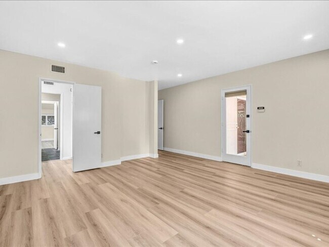 Building Photo - Welcome to this charming 3-bedroom, 2-bath...