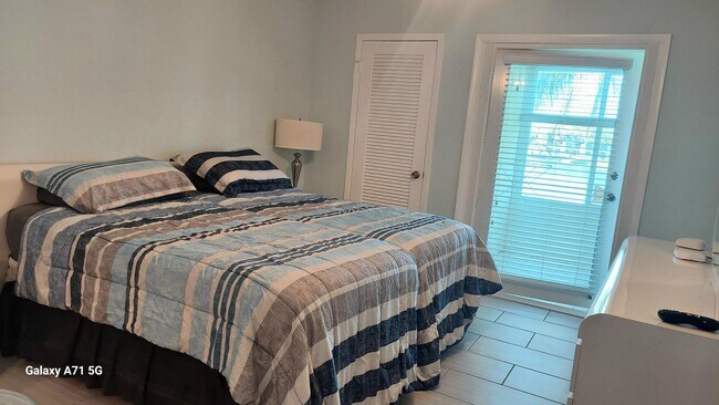 Building Photo - 2044 Yarmouth E