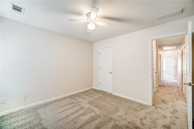 Building Photo - 374 St Claire Dr