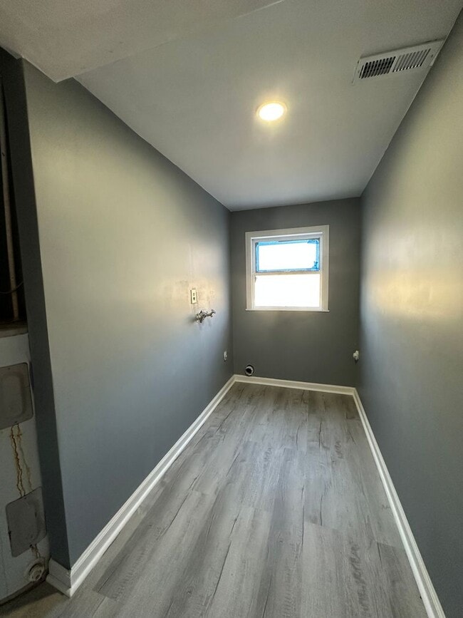 Building Photo - 5 Bedroom / 3 Bath Home Kingsport, TN