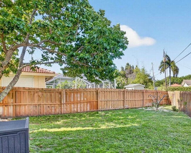 Building Photo - 4517 NW 5th Ave