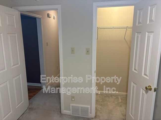 Building Photo - 6894 Hedgewood Ln