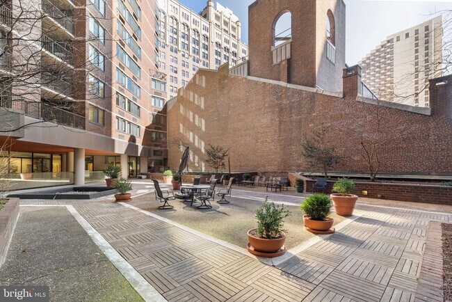Building Photo - 1420 Locust St