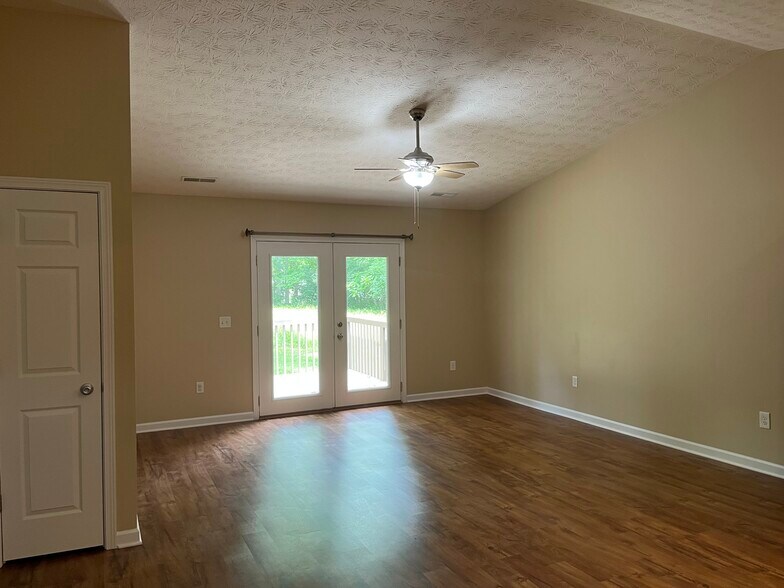 Living Area - 722 W Main St