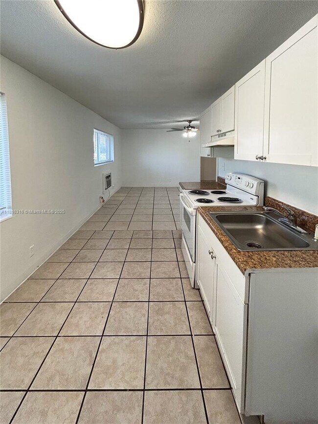 Building Photo - 3049 NW 9th Ave