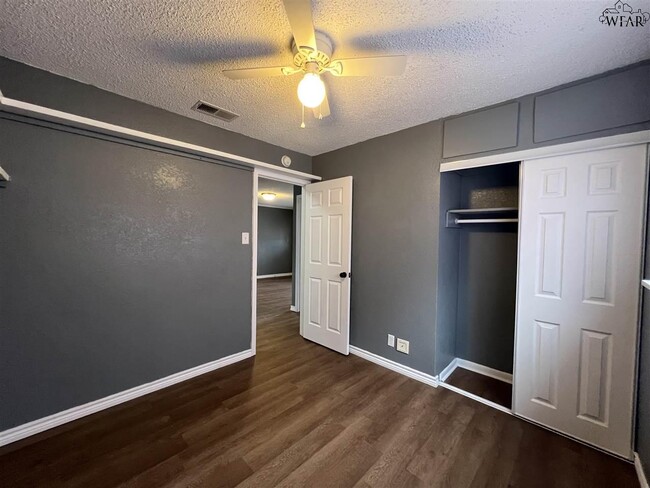 Building Photo - 5026 Lakefront Dr