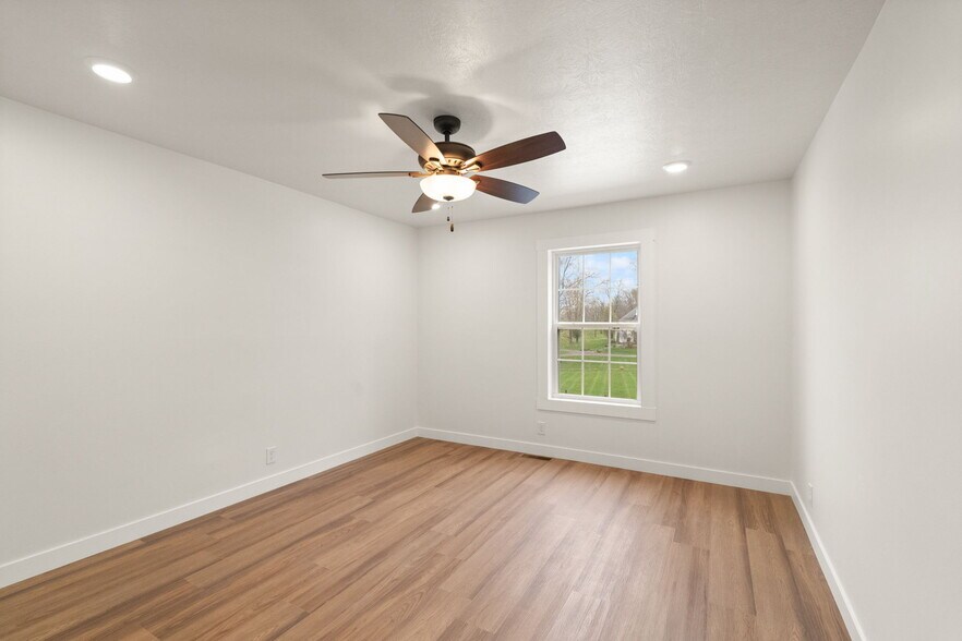 Building Photo - 1578 E 100 N