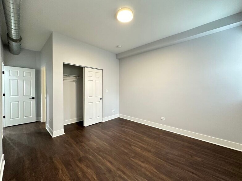 Building Photo - 2149 W Wilson Ave