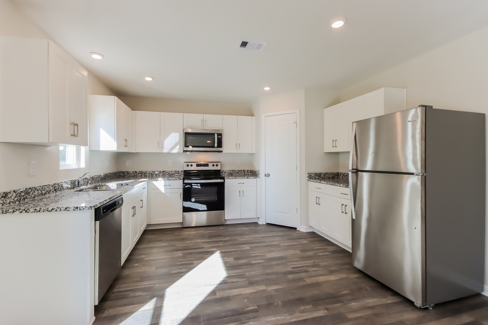 Building Photo - 303 Big Oak