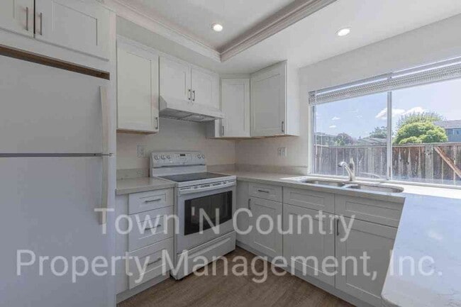 Building Photo - 3 Bedroom, 2 Bath Creekside Condo Available Now!