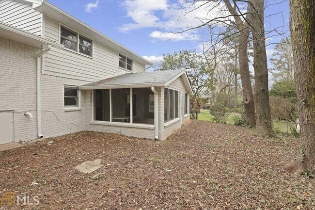 Building Photo - 1795 Queens Way