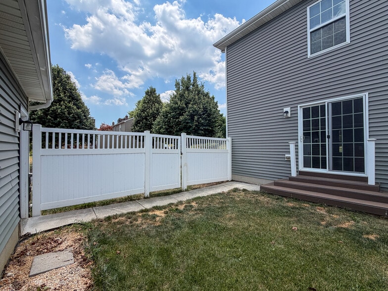 Building Photo - 900 Cadwell Ln