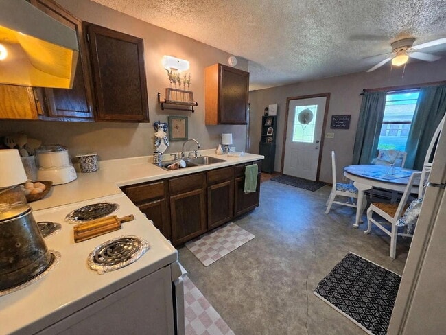 Building Photo - 2 Bedroom, 1 Bathroom with Attached Garage & Patio