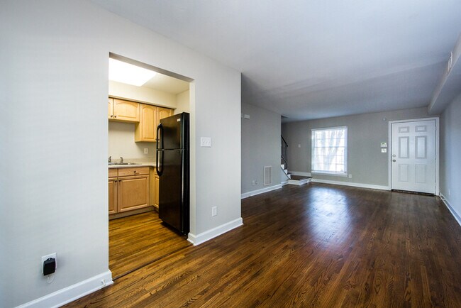 Building Photo - Charming 2BD/1BA Townhouse at Cotswold!