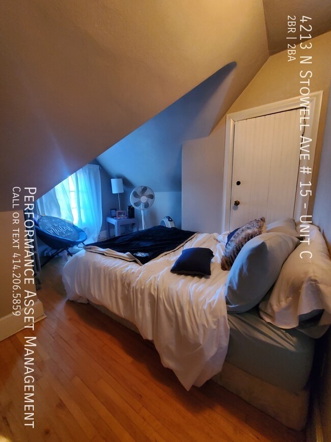 Building Photo - Cozy 2BD/1.5BA Shorewood Triplex