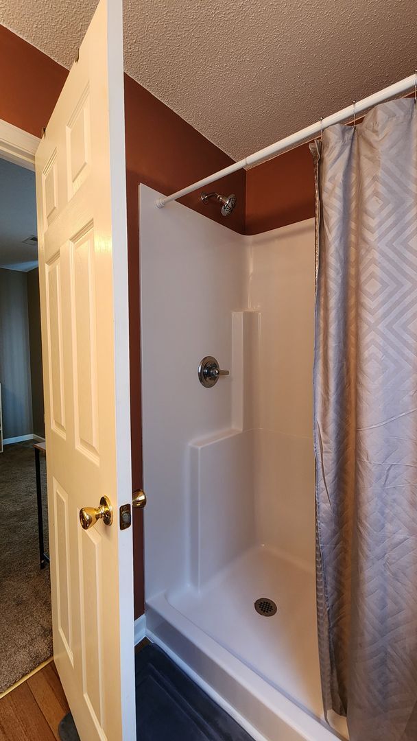 Building Photo - Beautiful 3 bed 2 1/2 bath townhome in a g...