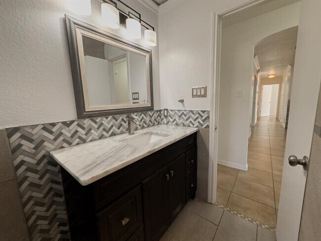 Building Photo - 3806 Fieldcrest Dr