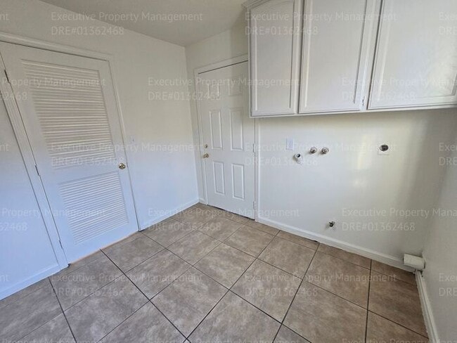 Building Photo - 3 bedroom/ 2 bathroom home