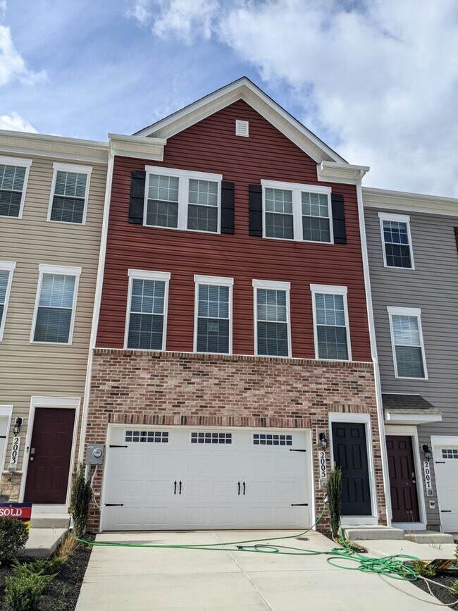 Building Photo - Three level townhouse in The Preserve at Tuscarora Creek community ready by mid September!
