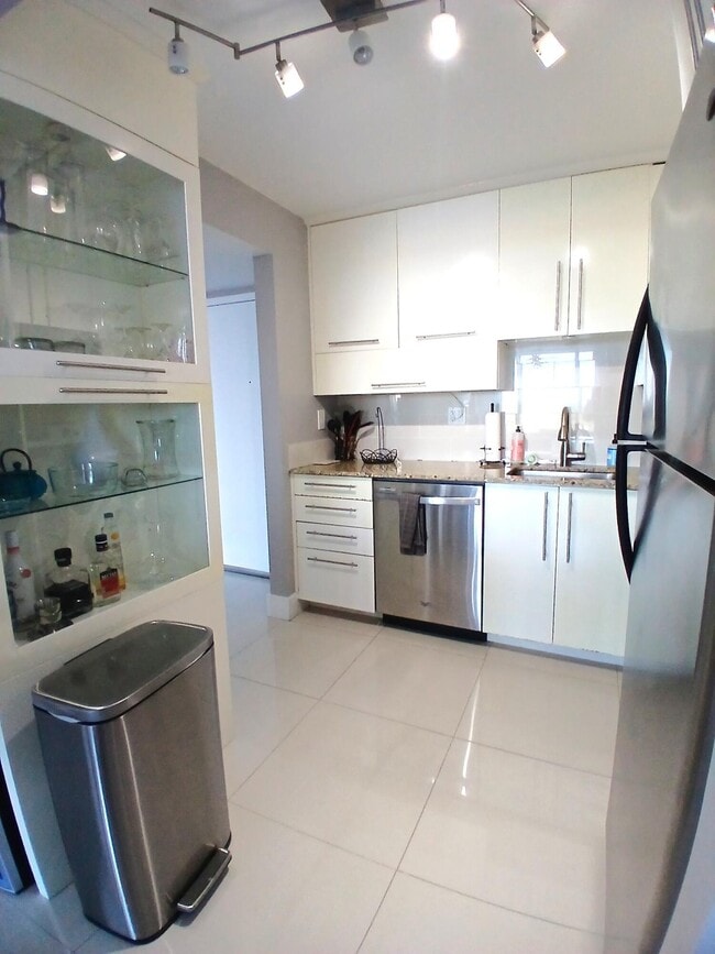 Building Photo - 1830 Embassy Dr