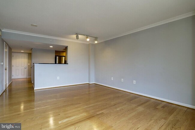 Building Photo - 2220 Fairfax Dr