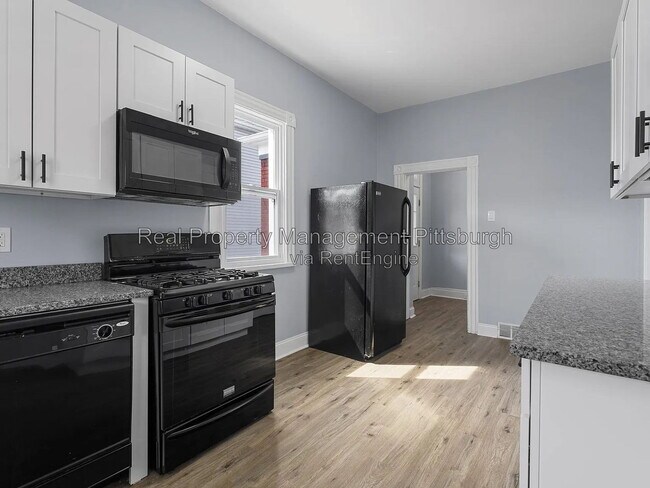 Building Photo - 2721 Cobden St