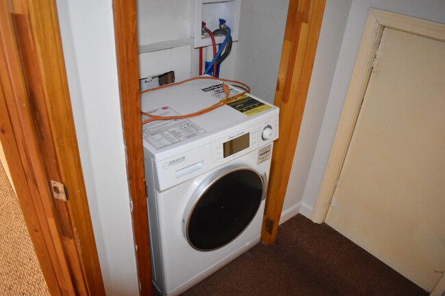 Building Photo - 502 S Pine St