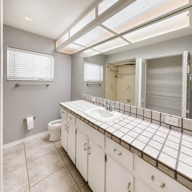 Building Photo - Updated 2/2/1 Home in Northeast St. Petersburg!