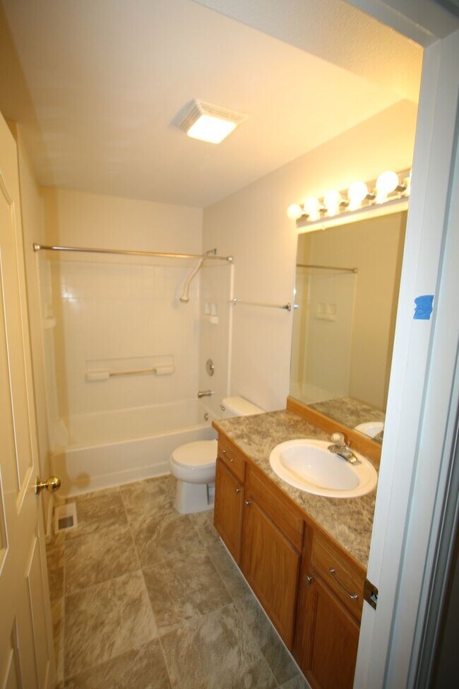 Building Photo - Beautiful 3 Bedroom Eagle River Home