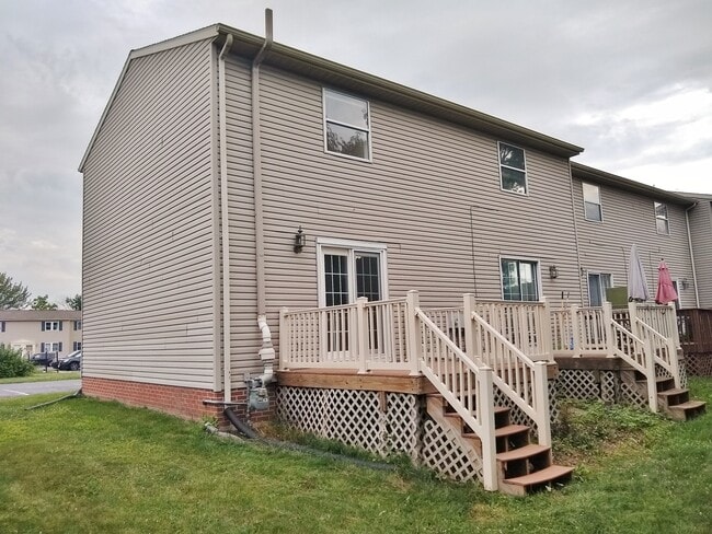 Building Photo - 2 Bed / 1 Bath Townhome