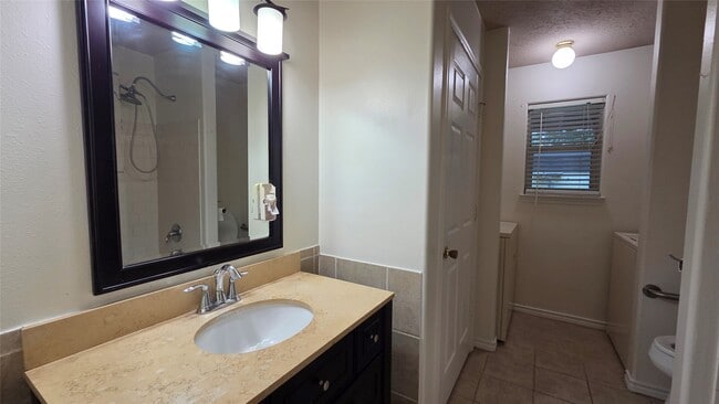 Building Photo - 10635 Royal Cavins Dr