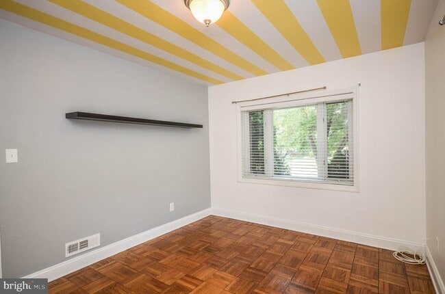 Building Photo - 3313 W Coquelin Terrace