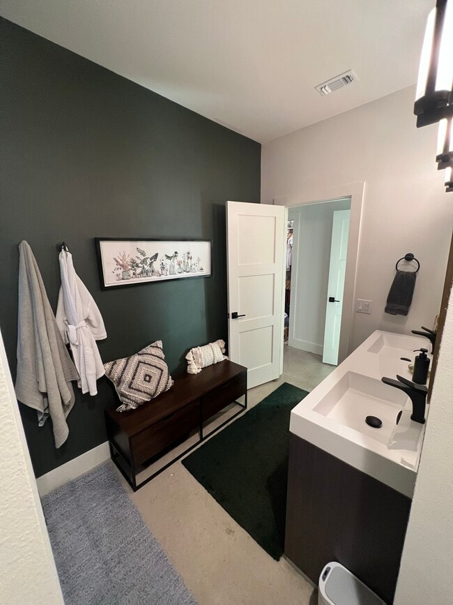 Building Photo - 3003 Birdwood Cir