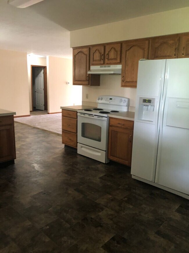 Building Photo - 2 Bedroom / 1.5 Bath Condo